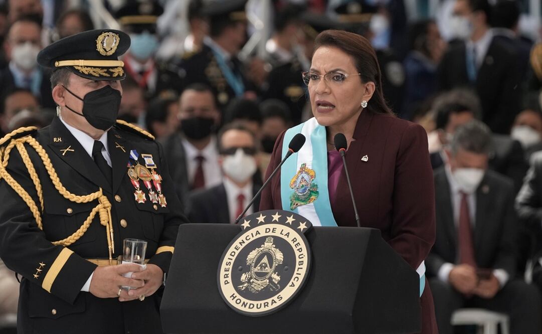 La presidenta Xiomara Castro rechazó la operación policial en la que fueron desalojados manifestantes de su partido de un campamento instalado frente a las instalaciones del Consejo Nacional Electoral (CNE). Foto: AP