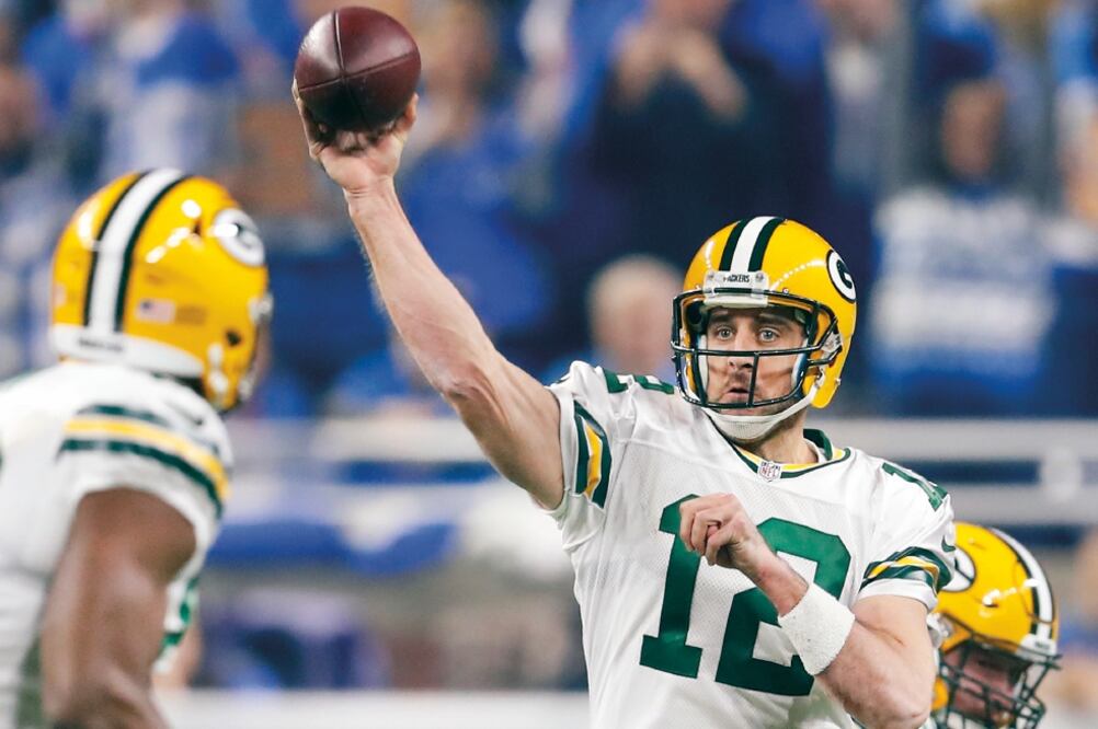 El QB de Packers lanzó cuatro pases de anotación y superó las 300 yardas. (PAUL SANCYA. AP)