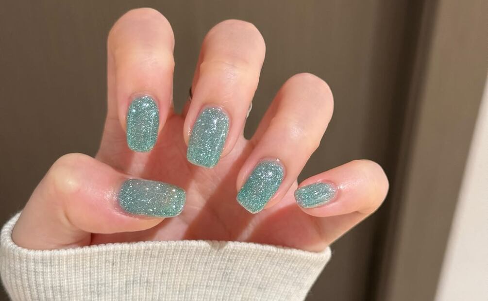 Lleva el glitter en color teal en tus uñas. Foto: Instagram @freya_colormark
