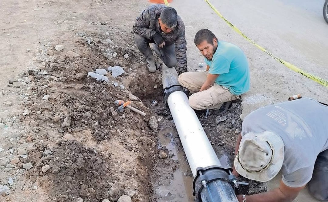 Tras el reporte de las fugas, personal del área hidráulica del ayuntamiento acudió para evitar que siguiera desperdiciándose el líquido. Foto: Especial