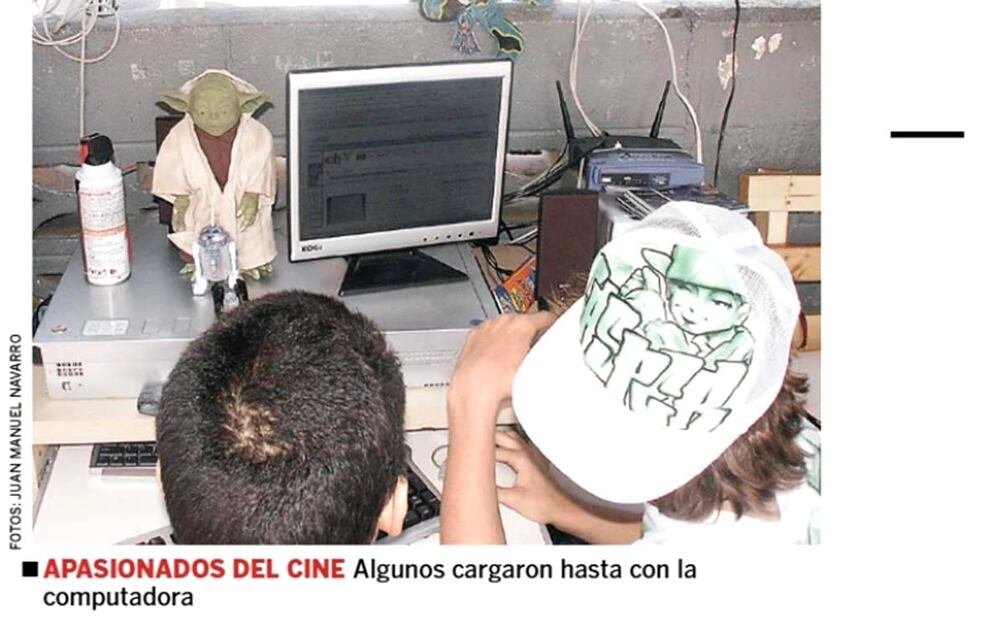 Parece el interior de un dosmilero café internet, pero se trata de uno de los cientos de fanáticos que pasaron hasta seis semanas en espera de los primeros boletos para "La venganza de los sith". Foto: Juan Manuel Navarro/Hemeroteca EL UNIVERSAL.