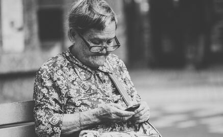 Dónde y cuándo regalarán celulares a adultos mayores en la CDMX