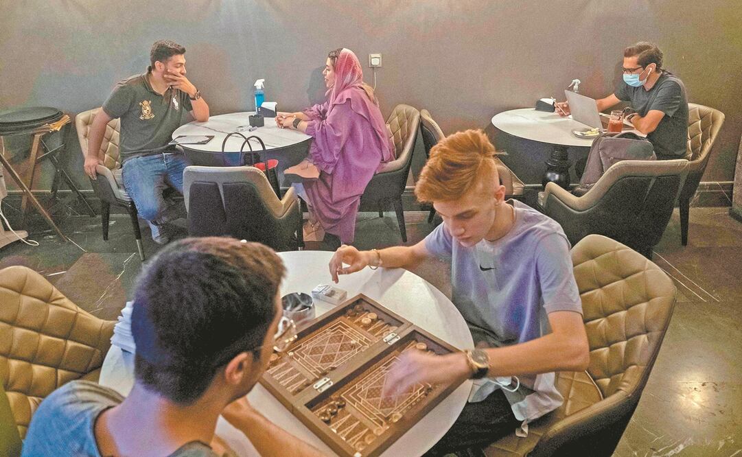Jóvenes iraníes pasan el rato en una cafetería en Teherán, dos días después de las elecciones del viernes, en las que ganó Ebrahim Raisi. Foto: Morteza Nikoubazl. AFP