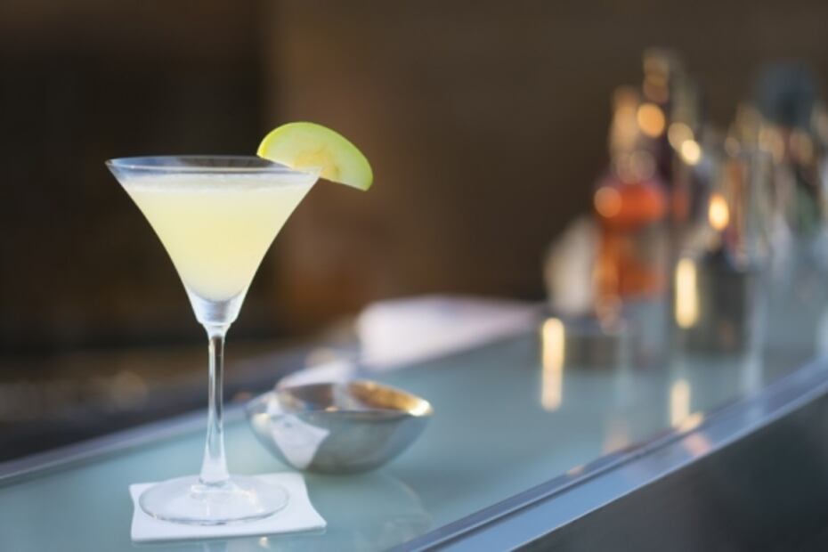 Prepara cocktails con ginebra