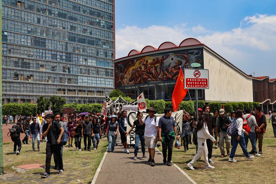 Estudiantes de la UNAM marcharon en Ciudad Universitaria para exigir que se mantengan las becas.
Foto: Hugo Salvador/ El Universal