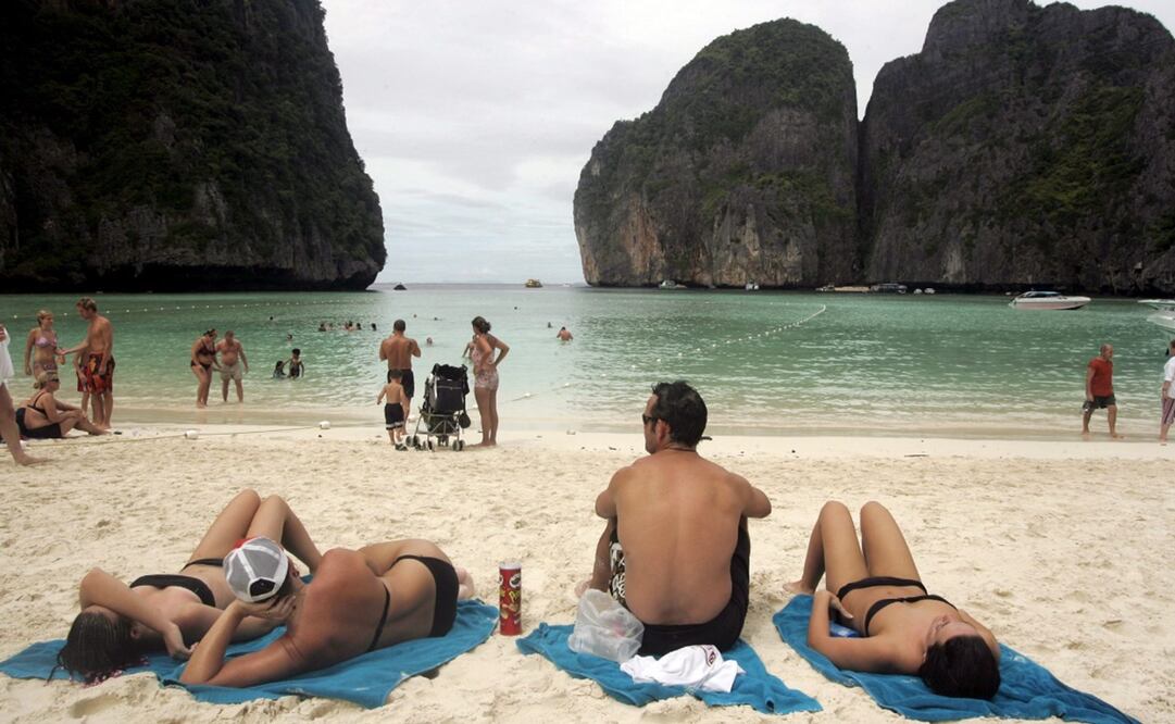 Turistas al sol en la Isla de Ko Phi-Phi Leh, en Tailandia. Foto: EFE/ El Universal, archivo