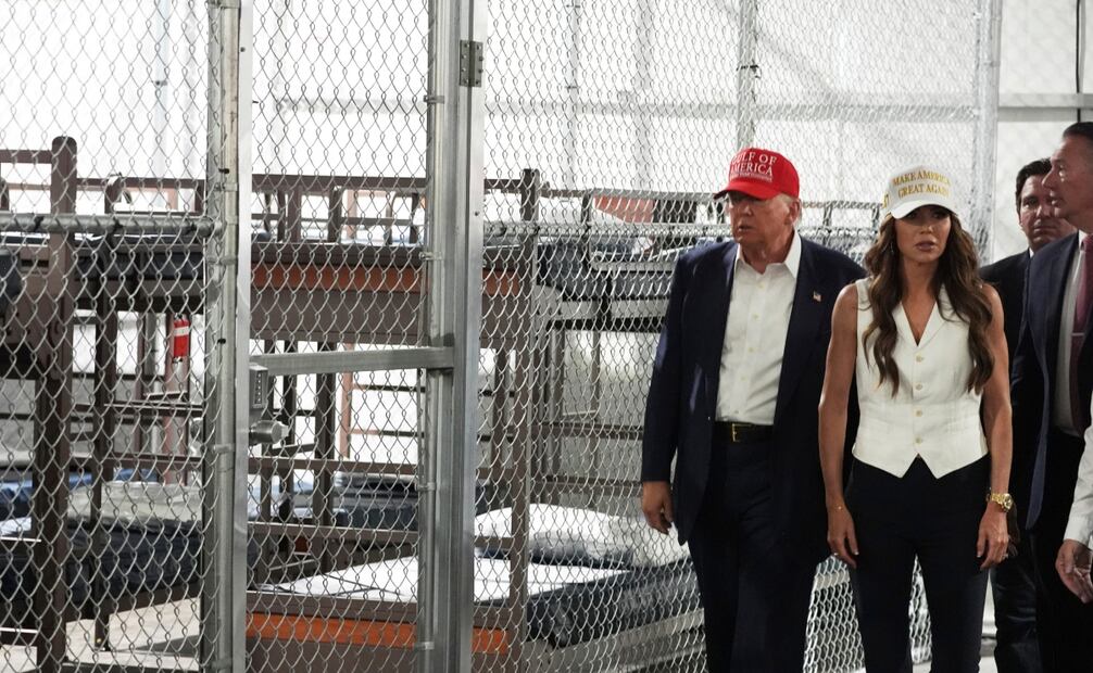 El presidente Donald Trump, el gobernador Ron DeSantis (republicano de Florida), la secretaria de Seguridad Nacional, Kristi Noem, y otros recorren "Alligator Alcatraz", un nuevo centro de detención de migrantes en el Centro de Capacitación y Transición de Dade-Collier, en Ochopee, Florida. Foto: AP