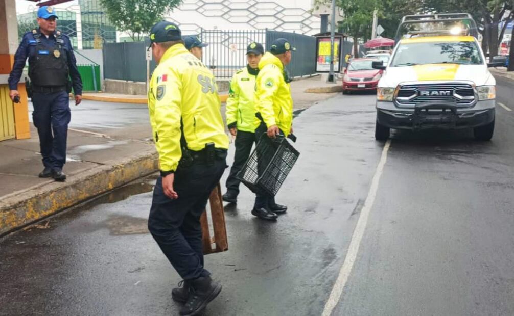 Elementos de seguridad retiran objetos que obstruyen vialidad (19/02/2025). Foto: Especial