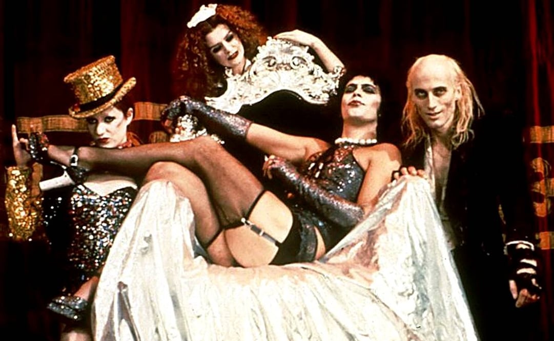 En un tenebroso castillo, Columbia la groupie, Magenta la mucama, Frankenfurter el científico loco y Riff Raff el mayordomo (izq. a der.) están tan dispuestos a cometer horrores como a criticar la doble moral de la sociedad. Pinterest.