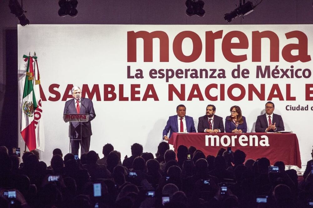 Andrés Manuela López Obrador (izq), en la toma de protesta como candidato de Morena-PES-PT en el hotel Hiltón. (CAMILA MATA. EL UNIVERSAL)