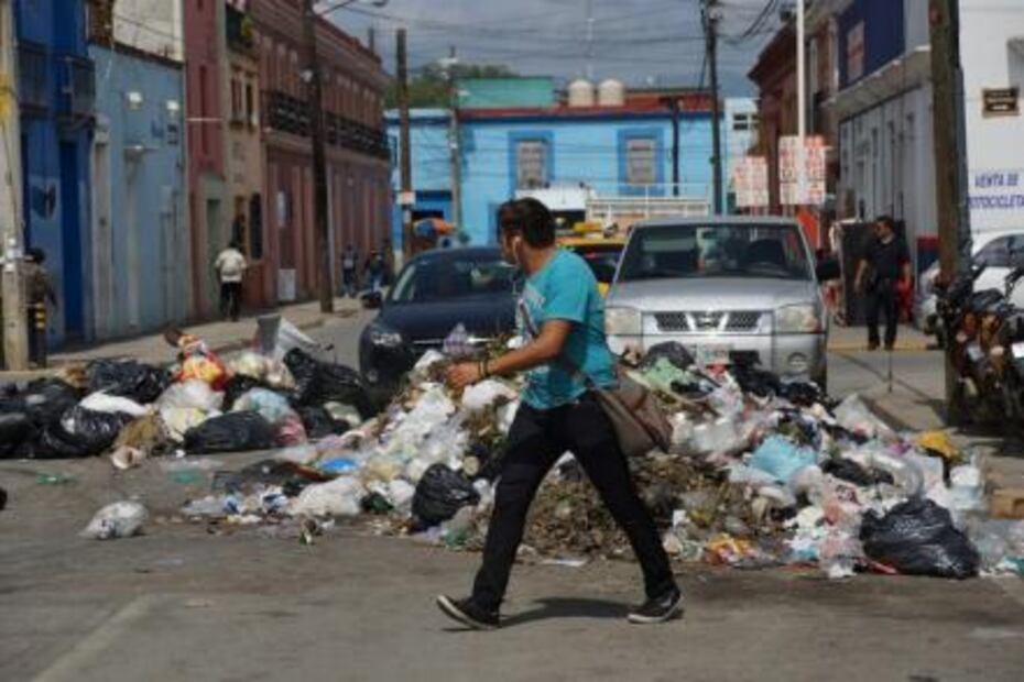 Tiran otra vez basura en calles de Oaxaca