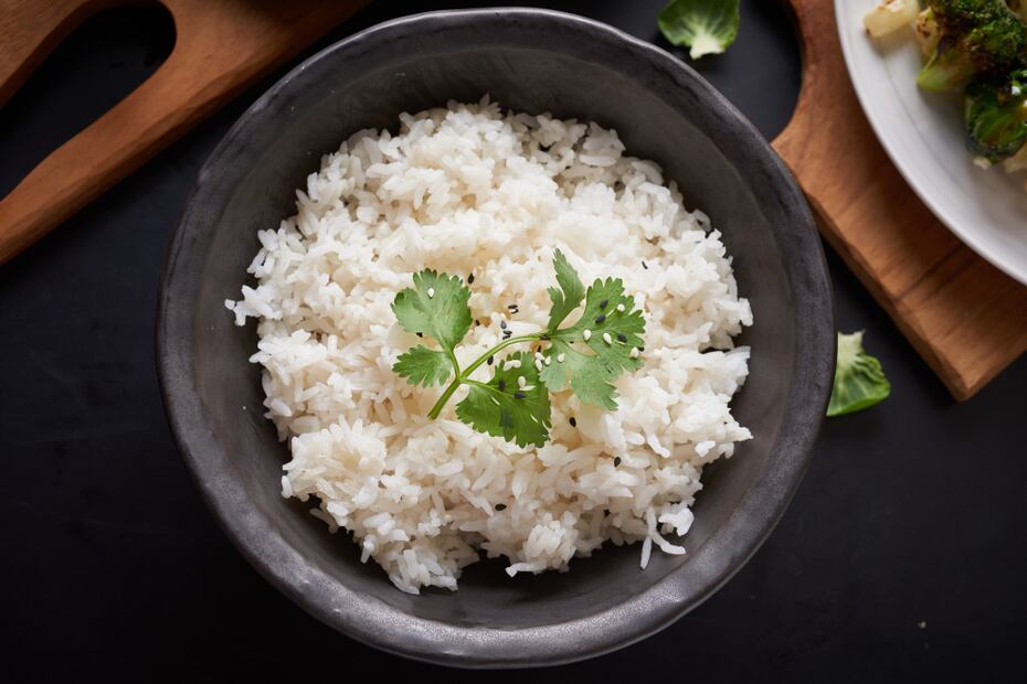 Lavar el arroz mejora la textura al cocinarlo. Foto: Freepik