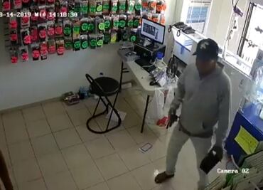 Captan en video momento en que someten a joven y roban tienda de celulares en Morelos