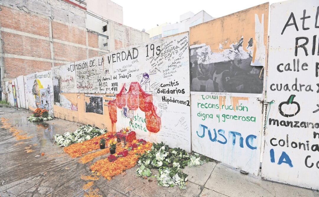En el edificio que cayó por el sismo del 19 de septiembre, en Álvaro Obregón 286, en la colonia Roma, habitantes de la zona colocaron una ofrenda por las personas fallecidas tras el movimiento telúrico. Foto: ARIEL OJEDA. EL UNIVERSAL