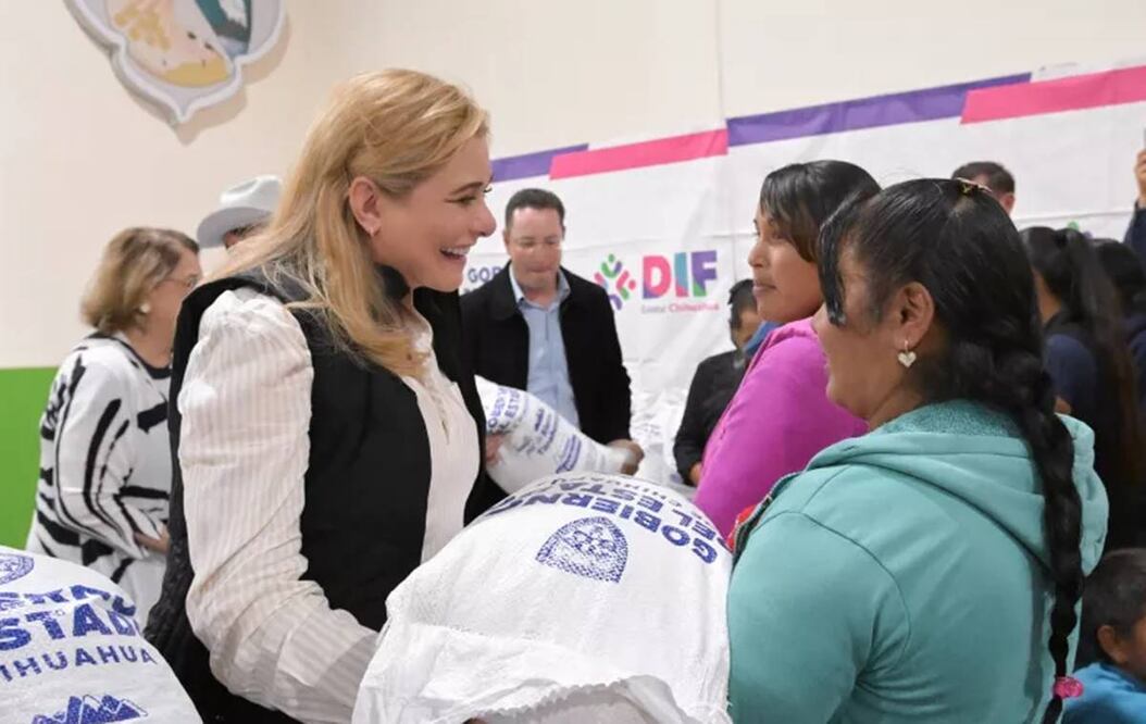 La gobernadora María Eugenia Campos entregó 40 toneladas de granos a más de mil familias de la sierra Tarahumara. Foto: Especial