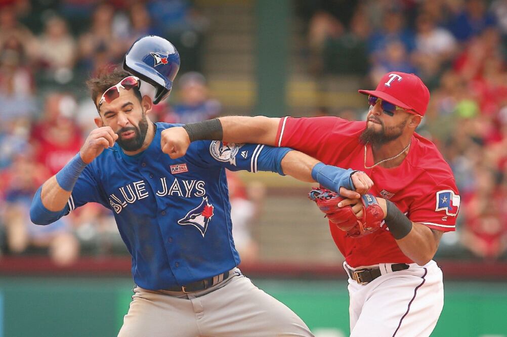 Odor encaró a Bautista y le dio un empujón antes de golpearle en el tercer inning; hubo ocho expulsados (RICHARD W. RODRIGUEZ. AP)