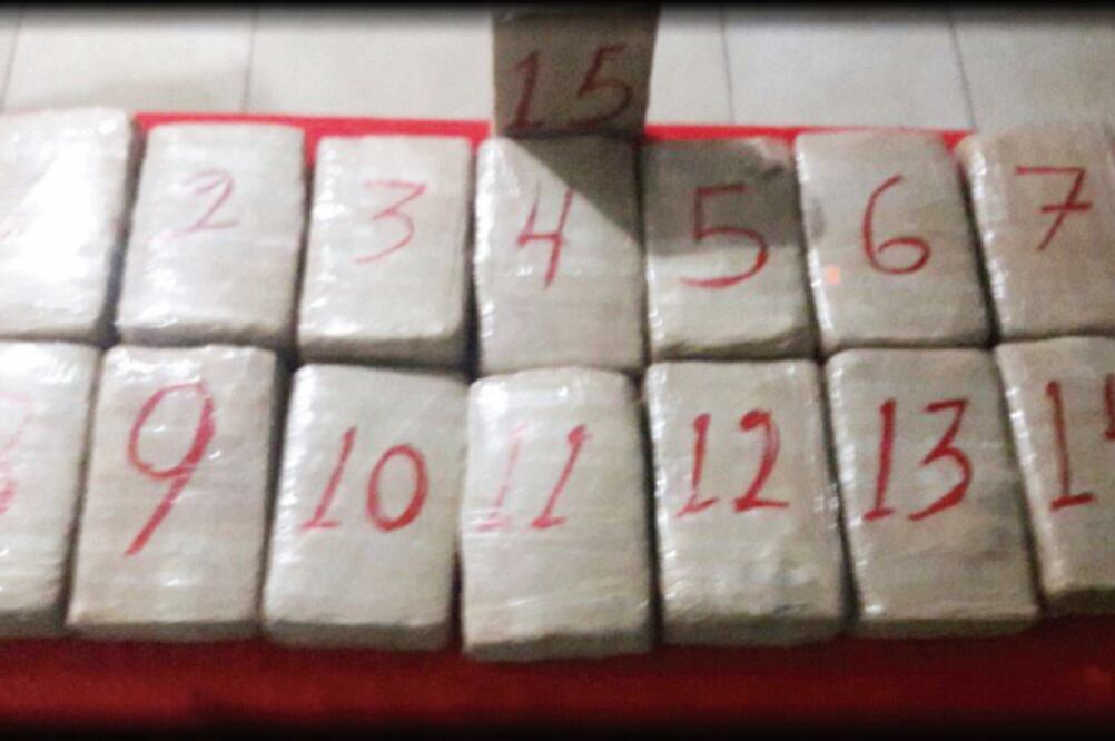 La droga se encontraba oculta en una maleta que estaba al interior del vehículo color azul esmeralda, refirió la Secretaría de Seguridad estatal. Foto: ESPECIAL