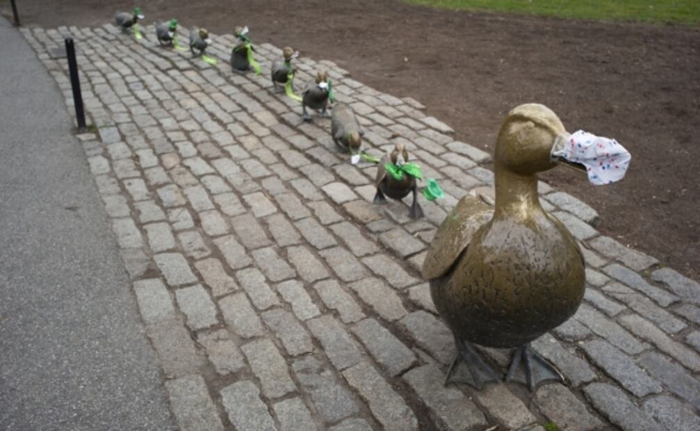 Estatuas del mundo se protegen del coronavirus