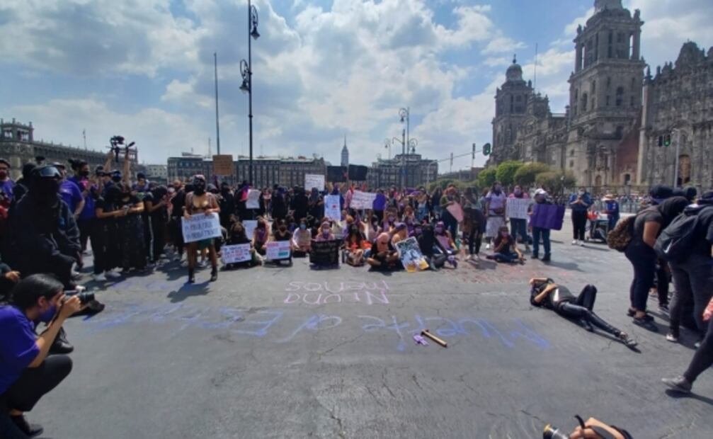 Colectivos feministas y madres de desaparecidos marchan hacia el Zócalo