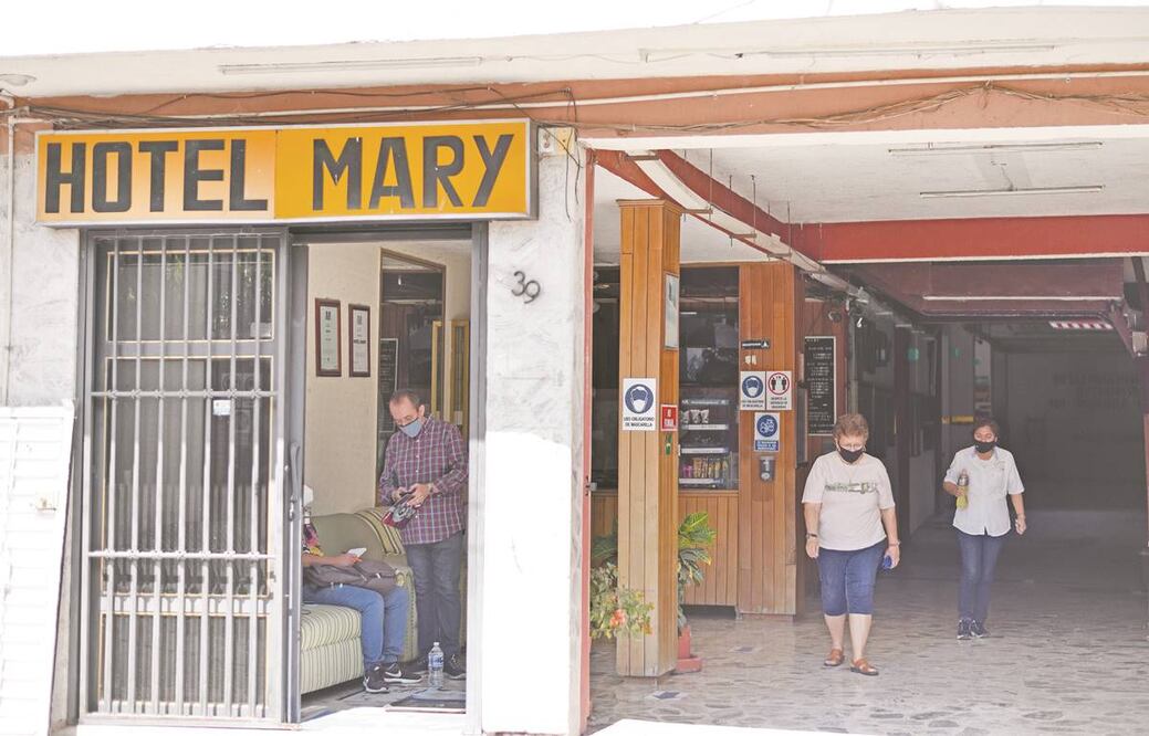El Hotel Mary es uno de los más afectados por la pandemia, pues en sus buenos años tenían hasta 70% de ocupación; desde el año pasado sólo se ocupan una o dos habitaciones al día, por lo que sus dueños podrían cerrar el lugar. Fotos: Salvador Cisneros. 