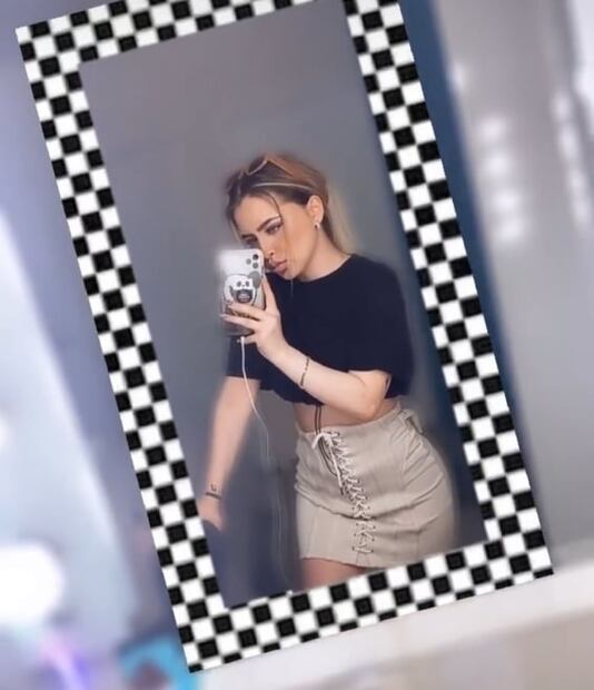 Hermana de Nodal combina playera con minifalda sin perder lo sexy