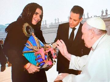 Murat entrega imagen de la Virgen de Juquila al papa Francisco en El Vaticano