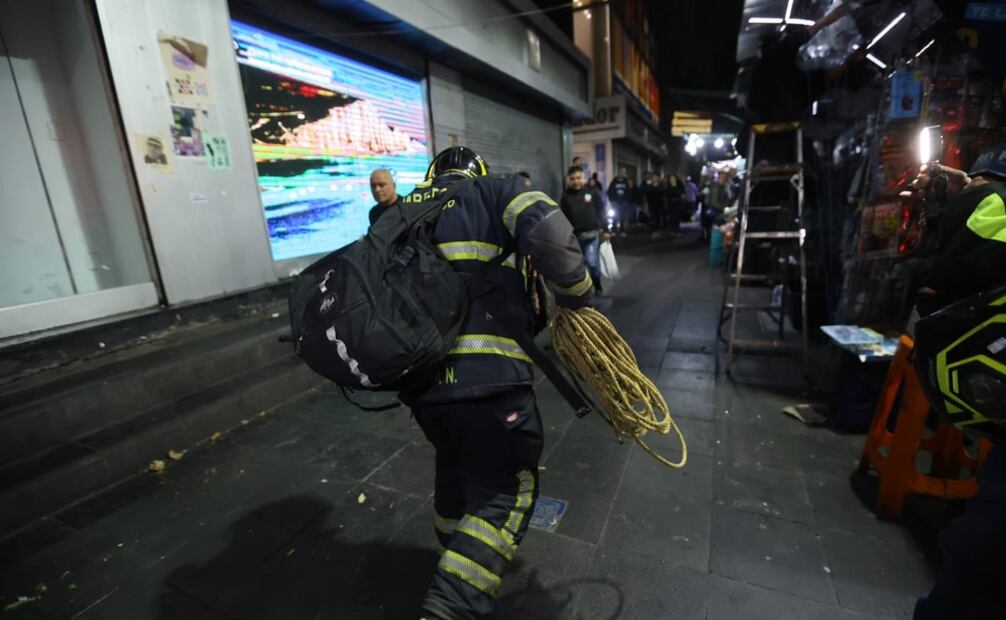 La tarde de hoy un elevador de la Torre Latinoamericana quedó atorado en el 4to piso con 12 personas, 5 de ellas turistas nacionales, un operador, 5 hombres y 7 mujeres que fueron rescatados por elementos del Heroico cuerpo de Bomberos de la CDMX tras permanecer poco más de 2 hora. Fotos Francisco Rodríguez