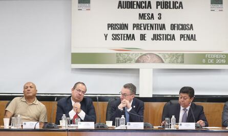 Diputado de Morena pide a compañero invidente leer biografía de ponente 