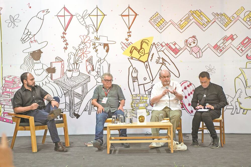 Encuentro entre los escritores Francisco Goldman y Salman Rushdie, en la Feria Internacional del Libro de Oaxaca; éste último dictó la Cátedra Aura Estrada . CORTESÍA: FILO