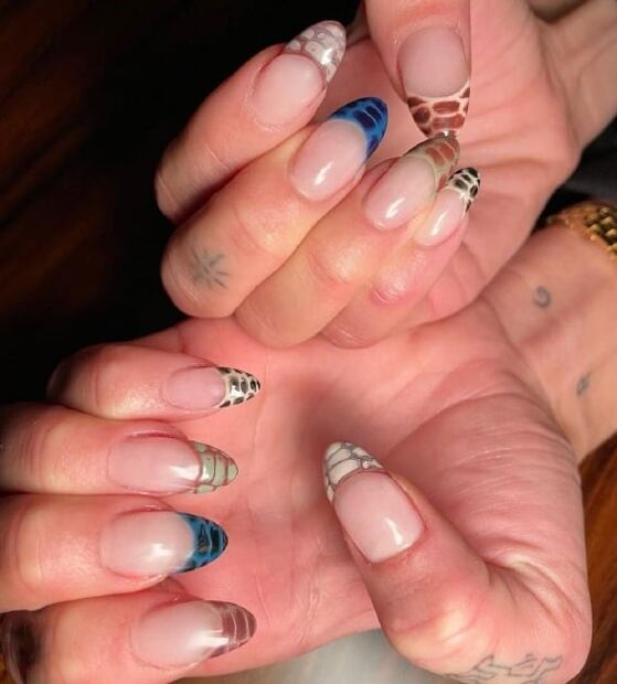 El manicure craquelado de Dua Lipa ideal para estas fechas
