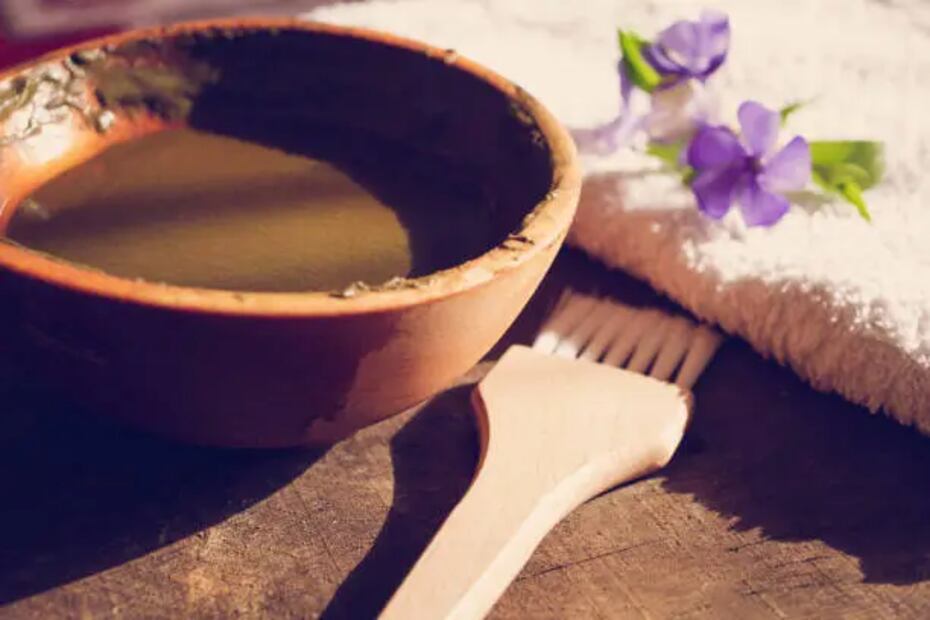 La henna aporta una base rojiza y el índigo neutraliza esos reflejos para oscurecer el cabello. Foto: Unsplash