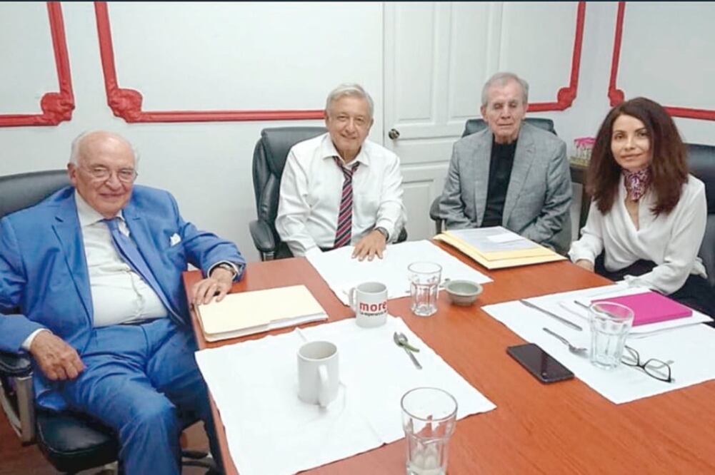 Andrés Manuel López Obrador comió con Enrique Galván, José Agustín Pinchetti, Verónica Velasco y Jesús Ramírez, quienes redactarán la Constitución Moral. (TOMADA DE TWITTER)