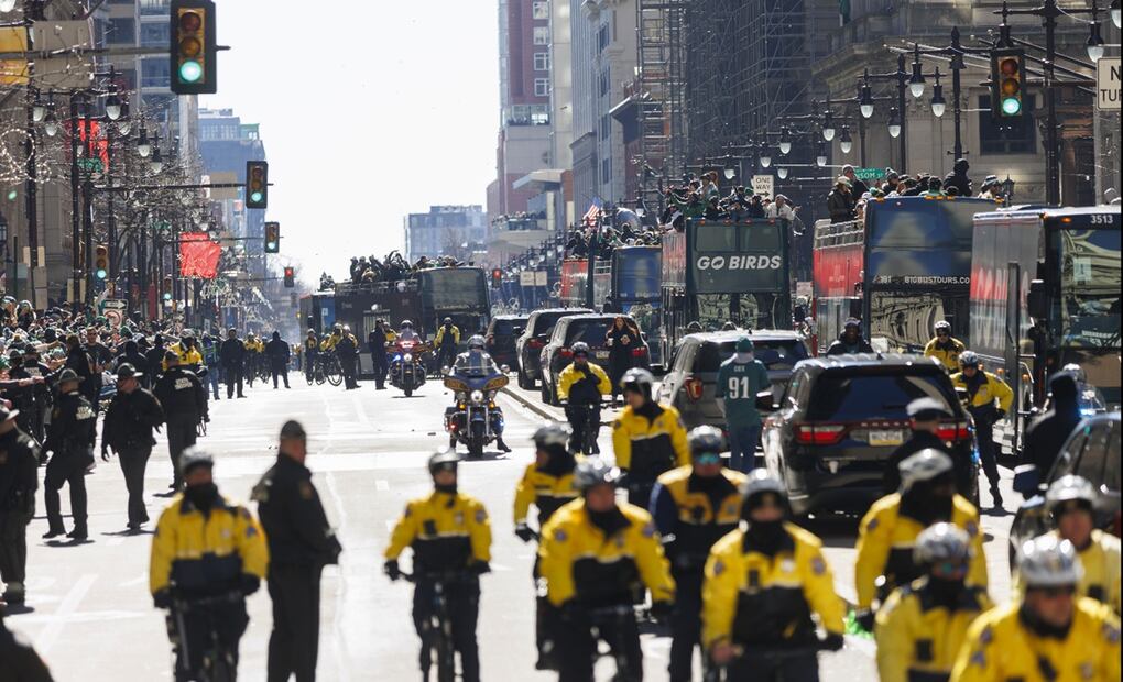 Miles de aficionados en Filadelfia celebran a los campeones del Super Bowl LIX. Foto: EFE