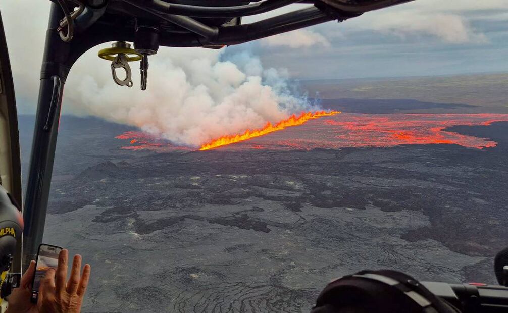 Imagen difundida el 16 de julio de 2025 por el Departamento de Defensa Pública del Comisionado de Policía Estatal de Islandia muestra lava y humo saliendo de un volcán cerca de Grindavik, en la península islandesa de Reykjanes. Un volcán entró en erupción el miércoles en la península de Reykjanes, al suroeste de Islandia, según informaron las autoridades meteorológicas, la novena erupción que azota la región desde finales de 2023. La emisora RUV informó que el cercano pueblo pesquero de Grindavik había sido evacuado, al igual que la Laguna Azul, el famoso destino turístico de Islandia. Foto: AFP