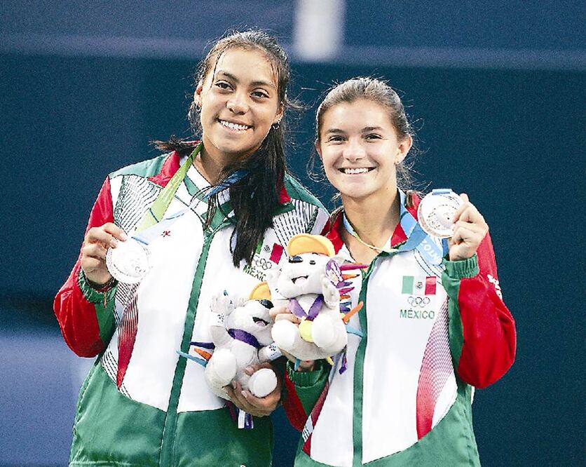 Victoria Rodríguez (izq.) ganó la presea argenta en singles al caer ante la colombiana Mariana Duque, y luego, con Marcela Zacarías, repitió en el podio en dobles tras perder contra la dupla canadiense (CORTESÍA CONADE)