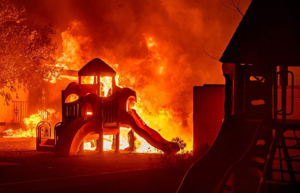 Un parque infantil arde en un barrio residencial durante el incendio de Eaton en Pasadena, California. El fuego en un suburbio de Los Ángeles devoró edificios y provocó evacuaciones de pánico el 7 de enero, mientras vientos huracanados azotaban la región. JOSH EDELSON. AFP