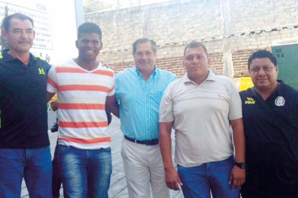 El árbitro acapulqueño (2do. de izq. a der.) fue promovido este semestre a la Liga de Ascenso, impulsado por Codesal (FACEBOOK. ADALID MAGANDA)