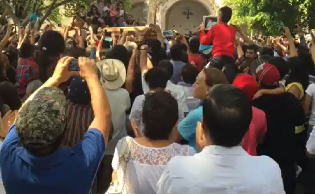 El ferétro salió poco después de las diez de la mañana de su rancho en Teacalco