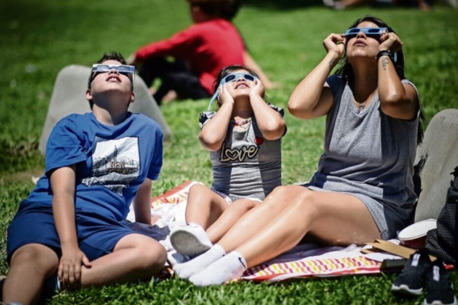 Eclipse solar, ¿por qué no debemos verlo directamente?