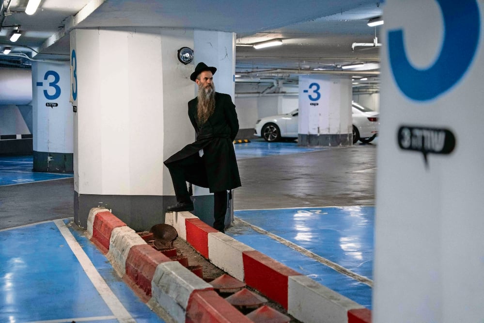 Israelí en un estacionamiento subterráneo bajo un centro comercial en Tel Aviv, el 21 de junio pasado. Foto: de MAYA LEVIN. AFP