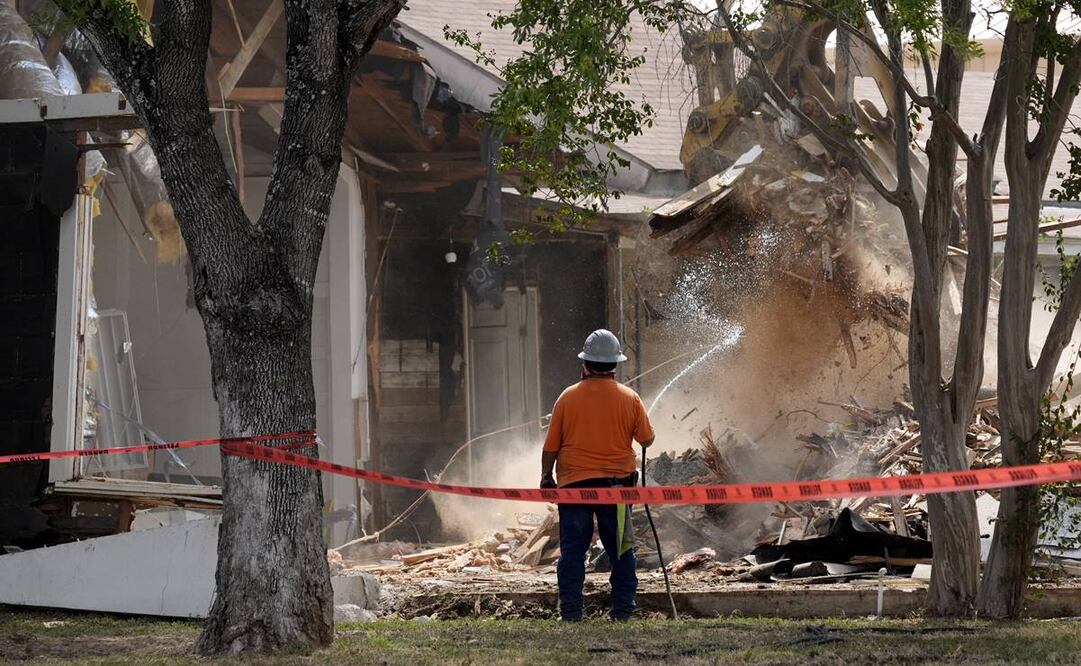 Los trabajadores comienzan la demolición de la Primera Iglesia Bautista de Sutherland Springs. Foto: AP