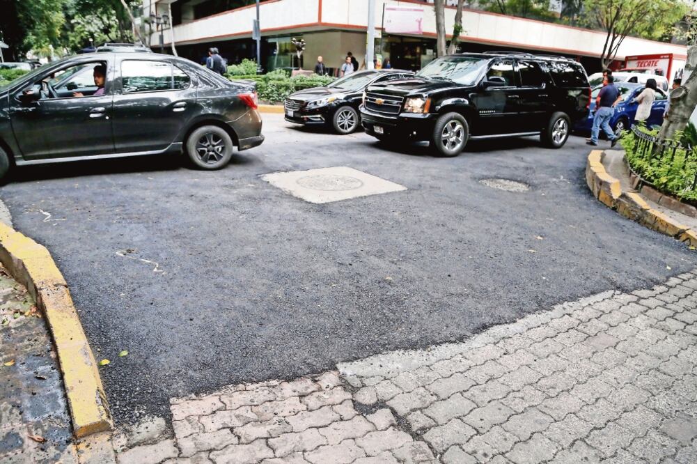 La delegación Cuauhtémoc realizó un bacheado al vapor en la calle Hamburgo tras las constantes quejas de los locatarios y habitantes de la zona. (BERENICE FREGOSO. EL UNIVERSAL)