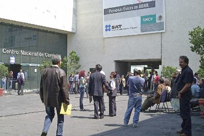 SAT investiga cuentas de mexicanos en EU