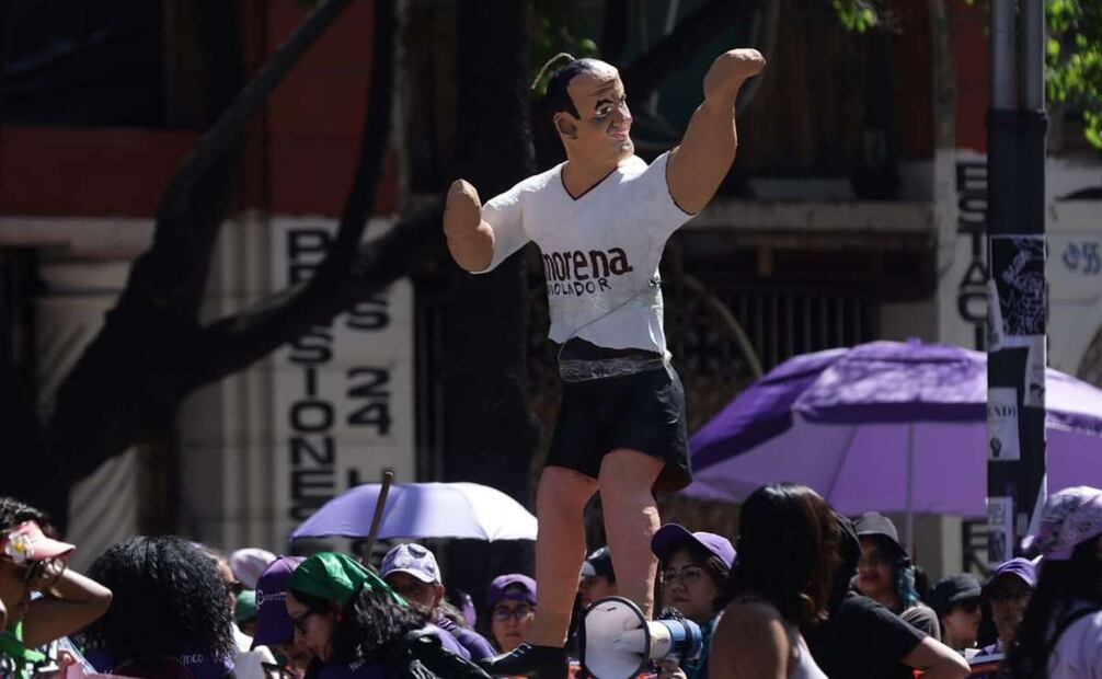 Mujeres llevan piñata de Cuauhtémoc Blanco a marcha por el 8M. Foto: Fernanda Rojas/EL UNIVERSAL