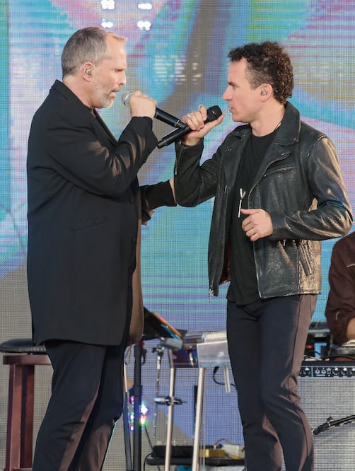 Miguel Bosé y Fonseca interpretaron una versión bilingüe de “Bambú” (ALAN HESS. AP)