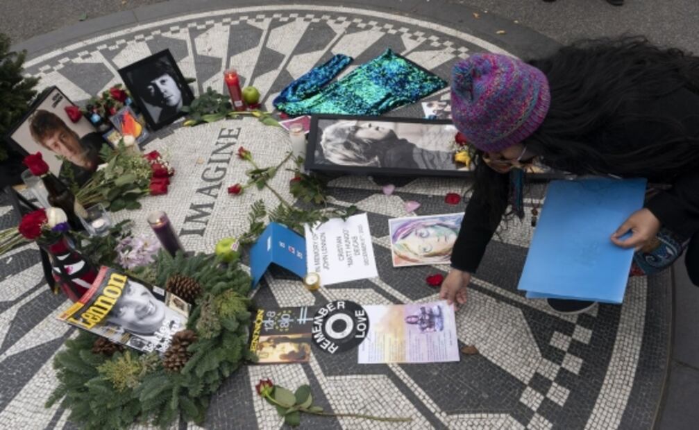 Yoko Ono recuerda asesinato de John Lennon; llama a controlar el uso de armas