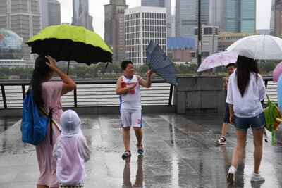 Cancelan más de 100 vuelos y evacuan a 88 mil personas en China por el tifón 'Jongdari'