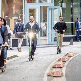 Dan permisos temporales a seis empresas de scooters 