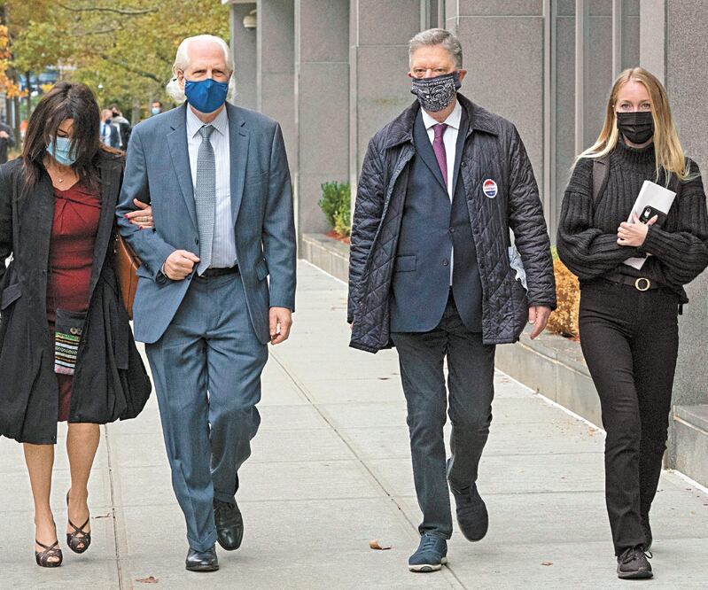 Toni Natalie e India Oxenberg, ayer con sus abogados al llegar a la corte de Brooklyn, NY, donde Keith Raniere recibió cadena perpetua. Mark Lennihan. AP 