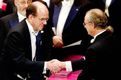 Estadounidense gana Nobel de Química 2022 y ya lo había ganado también en 2001